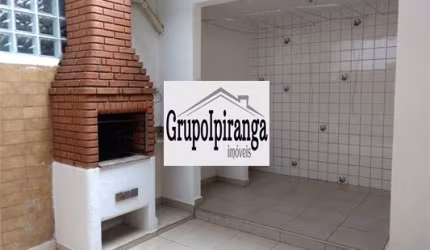 Sobrado com Churrasqueira, 5 dormitórios sendo 1 suíte, sala 2 ambientes e garagem para 2 carros.