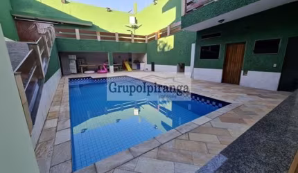 Sobrado com piscina e área de lazer com churrasqueira, 4 suítes e garagem coberta para vários veículos