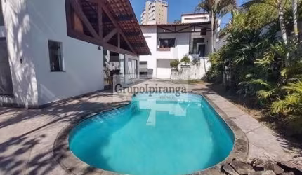 Sobrado com piscina, churrasqueira, salão de festas e salão de jogos, 3 quartos, 1 suíte e 6 vagas de garagem.