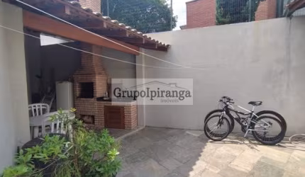 Sobrado com Churrasqueira, 4 dormitórios sendo 1 suíte, 2 salas e garagem para 3 carros