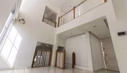 Casa de três andares, com 4 quartos, sendo todos suítes, varanda com churrasqueira + forno pizza e garagem para 3 carros