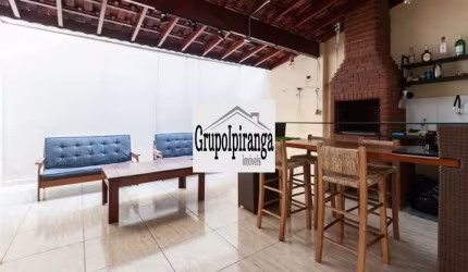 Sobrado com Churrasqueira, 3 dormitórios sendo todos suítes e 4 vagas de garagem.