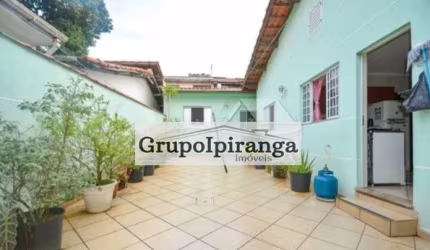 Sobrado com edícula, 4 Quartos, quintal, terraço e 2 vagas de garagem.