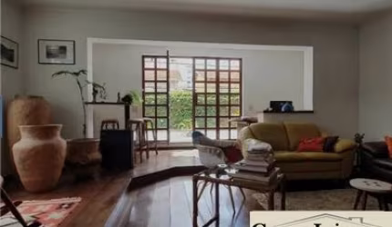 Casa com 3 quartos (1 suíte e closet) e garagem para 2 veículos