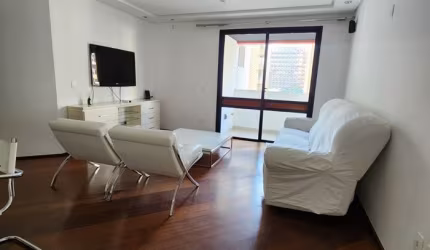 Apartamento com três dormitórios, sendo uma suíte e duas vagas de garagem.