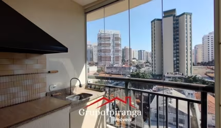 Apartamento com varanda gourmet e churrasqueira, 2 dormitórios, 1 suíte e 2 vagas de garagem cobertas.