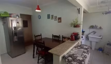 Apartamento 2 dormitórios, reformado, com armários e 1 vaga de garagem