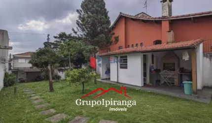 Casa Térrea com 1 dormitório, , Área de churrasqueira, quintal gramado e uma vaga de Garagem.