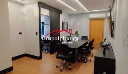Sala comercial recém reformada e mobiliada com 42m², Ar Condicionado e uma vaga de garagem.