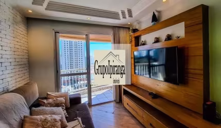 Apartamento com sacada, 3 dormitórios sendo 1 suíte, e 2 vagas de garagem.