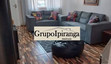 Sobrado com 2 dormitórios, quintal e 3 vagas de garagem.