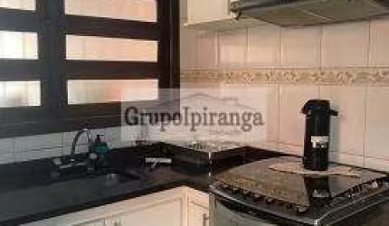 Casa Térrea com Edícula, localizada em rua sem saída. 3 Dormititórios e 2 Vagas de Garagem
