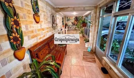 Casa Térrea com churrasqueira, 3 dormitórios, sendo 1 suíte e 6 vagas de garagem