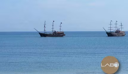 Apartamento 2 dormitórios com vista mar .