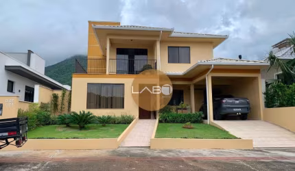 CASA COM 5 DORMITÓRIOS EM CONDOMÍNIO FECHADO