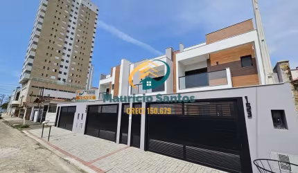 Sobrado Geminado em Mongaguá, bairro Jardim Aguapeú, Novo e com 3 suítes, lavabos e demais dependências, churrasqueira e piscina privativas!!