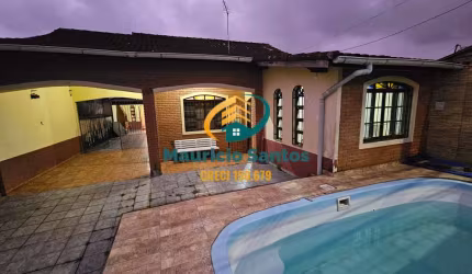 Casa em Mongaguá, bairro Itaóca, excelente localização, espaçosa com 4 dormitórios sendo 1 suíte, piscina e salão de festas para o seu lazer.