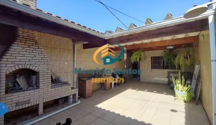Sobrado em Mongaguá, bairro Itaóca, 3 dormitórios sendo 1 suíte e demais dependências, imóvel espaçoso, excelente padrão e localização.