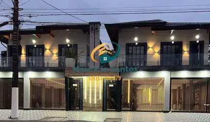 Casa Sobreposta alta em Praia Grande, bairro Maracanã, 2 dormitórios e demais dependências, 1 vaga em Condomínio fechado, lazer com piscinas e churrasqueira.