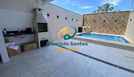 Sobrado novo de excelente padrão em Mongaguá, bairro Vera Cruz, na quadra da praia, 3 suítes, lavabo, lazer com piscina e churrasqueira com excelente localização!!