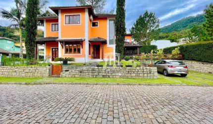 Casa com 3 dormitórios à venda, 220 m² por R$ 950.000,00 - Vargem Grande - Teresópolis/RJ