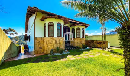 Casa com 3 dormitórios à venda, 284 m² por R$ 950.000,00 - Fazendinha - Teresópolis/RJ