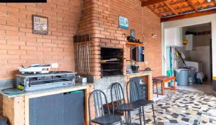Casa em São Paulo-SP, Jardim São Carlos: 4 Quartos, 3 Suítes, 2 Salas, 3 Banheiros, 5 Vagas, 250m²!