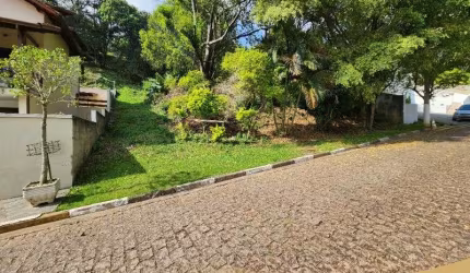 Belo lote com frente para duas ruas no Condomínio Refúgio dos Pinheiros em Itapevi, praticamente na Beira da Castelo Branco.