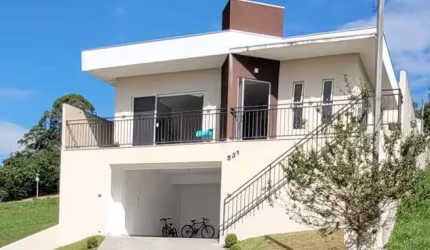 Casa em Condomínio à Venda em Colinas de Parnaíba I, Santana de Parnaíba-SP: 2 Quartos, 1 Suíte, 1 Sala, 3 Banheiros, 4 Vagas - 241 m².