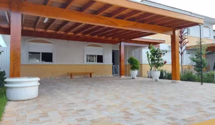 Esta linda casa está localizada no Condomínio Reserva Anauá, ela dispõe de 3 quartos, sendo 1 suíte e um total de 2 banheiros. A casa dispõe de móveis