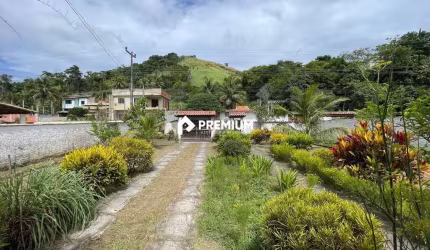 Casa com 490m² de lote e 133m² construídos por R$ 330 mil, perto de tudo!