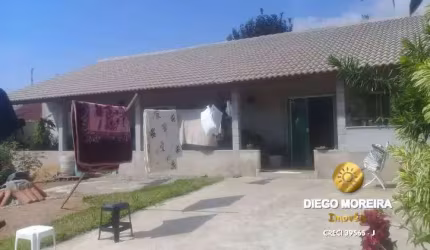Casa com excelente terreno á venda em Terra Preta, bem localizada.