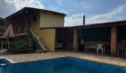 Casa com Piscina e Salão Comercial – Oportunidade Única!