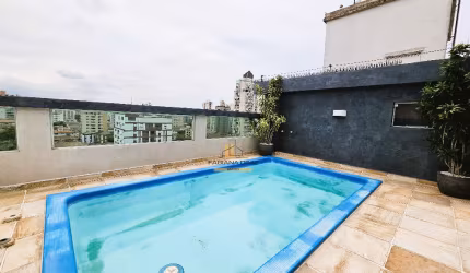 Cobertura duplex mobiliada com piscina.