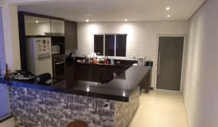 Sobrado à venda no Jardim Santa Terezinha com 310m² 3 dormitórios 1 suíte 4 banheiros 4 vagas
