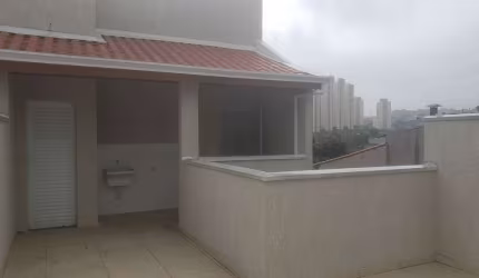 Cobertura com 2 dormitórios e 1 vaga de garagem.