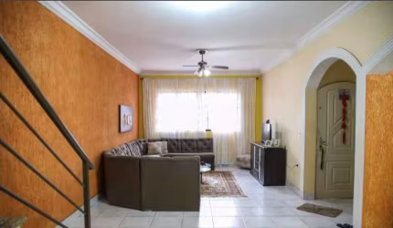 CASA ASSOBRADADA COM 4 DORMITORIOS, 1 SÚITE E 5 VAGAS