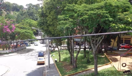 Sobrado a venda com 3 dorms (1 suíte) e com 2 vagas de garagem
