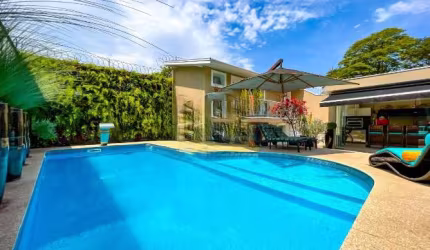 Casa térrea em rua sem saída ao lado do Parque Horto Florestal, com 4 suítes e lazer completo