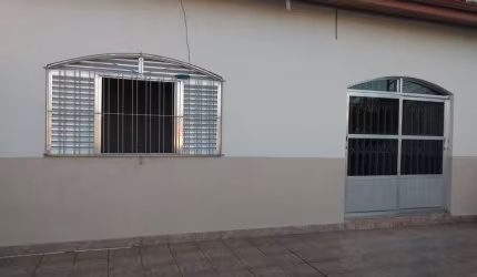 Casa espaçosa com 3 dormitórios e garagem para 2 carros na Rua das Vertentes