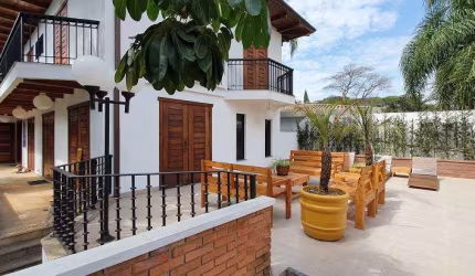 Casa com 800m e 5 quartos no Jardim Leonor