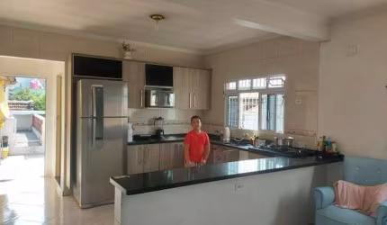 3 casas e 3 salões comerciais em esquina de rua moventada. Próximo do CÉU VILA CURUÇA. Uma das casas