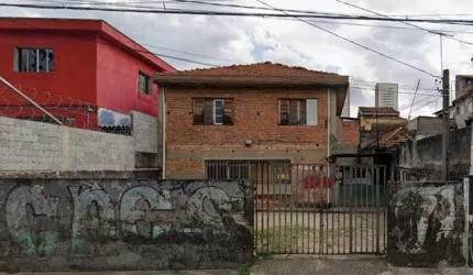 Imóvel antigo na Av. Aricanduva, próximo a Av. Itaquera. Ao lado do Carrefour Aricanduva e Shopping