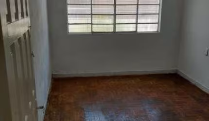 Excelente casa, com quintal grande para futuras construções, lavanderia e porão.