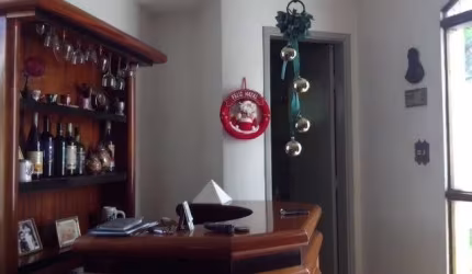Casa no Brooklin Paulista de 180m² com 4 dormitórios, 2 suítes, 5 banheiros e 3 vagas.