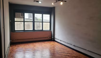 Sala comercial com ambientes integrados e reversíveis por portas de correr. Em final de reforma tota