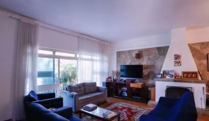 Casa à venda com 220m² sendo 03 dormitóris 03 banheiros e 4 vagas em Lapa.
