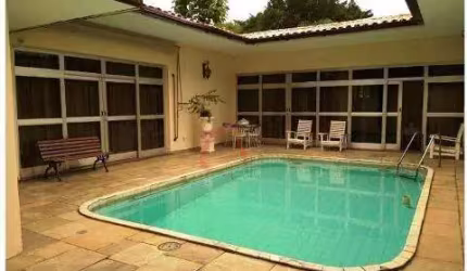 Casa no Alto de Pinheiros, com 366 m², com 4 quartos, 1 suíte, 4 banheiros e  12 vagas.