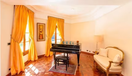 Casa com 4 quartos e 6 banheiros à venda