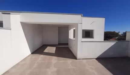 Cobertura com 2 dormitórios, cozinha e sala integradas e com 1 vaga